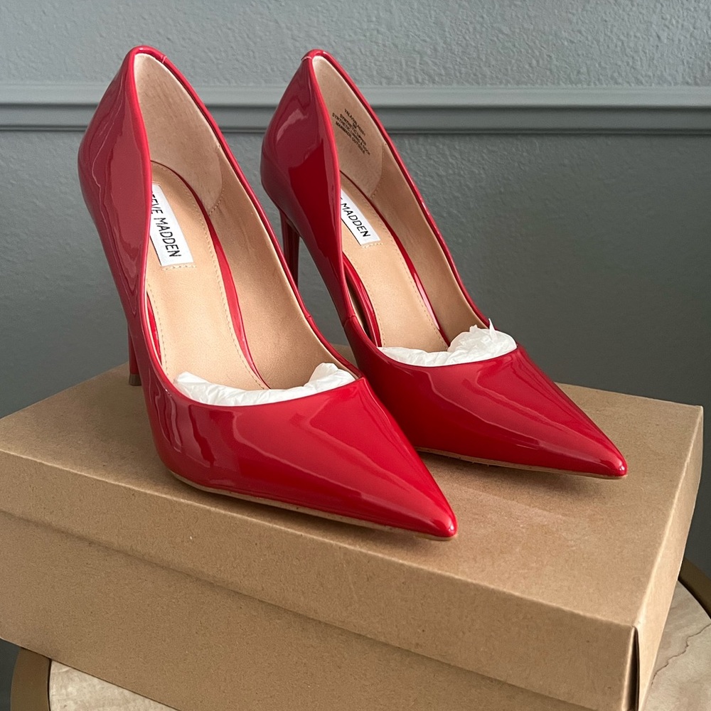 Steve Madden Red Patent Leather Pumps. SIZE 9